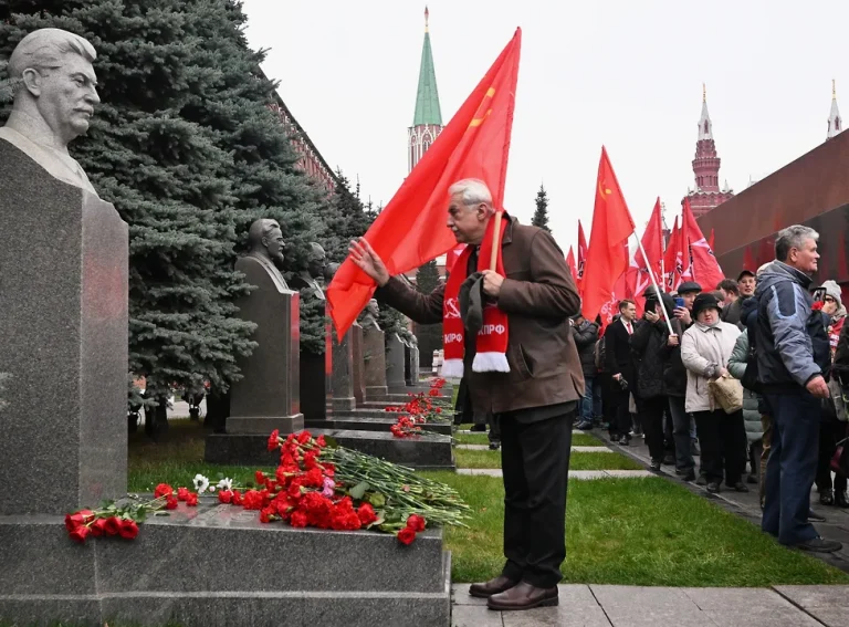 INFO RUSIA | Lenin, izvor și pentru Putin / Anemia Internet of Things / Dispărut pe crucișător, dar mobilizat / TV și internet mai scumpe