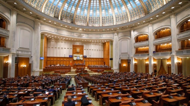 Parlamentarii revin la muncă / Care sunt priorităţile sesiunii de toamnă