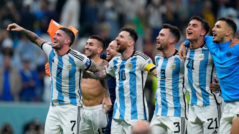 VIDEO | Argentina – campioana lumii la fotbal, după ce a învins la lovituri de departajare Franţa