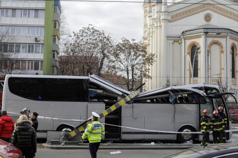 Turiștii greci din autocarul accidentat la Pasajul Unirii vor să dea în judecată autoritățile române