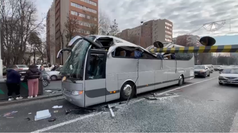 VIDEO | Accident la intrarea în Pasajul Unirii, cu un autocar care transporta turişti greci, o persoană a decedat iar alta este intubată