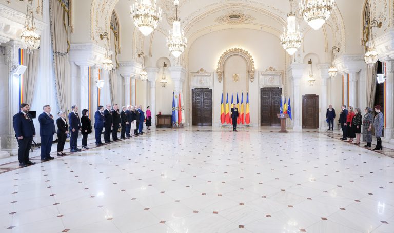 Președintele Iohannis a decorat personalităţi din domeniile medical şi educaţie, cu ocazia Zilei Naţionale a României