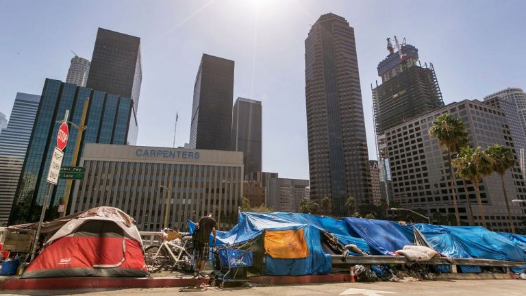 Primarul din Los Angeles a declarat stare de urgenţă din cauza persoanelor fără adăpost