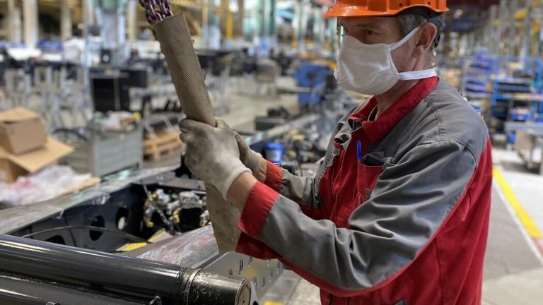Oficial ceh: Ucraina ar putea furniza lucrători pentru industria de armament din Cehia