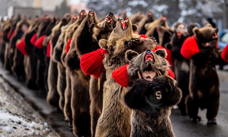 VIDEO | ”Dansul Urşilor”, înscris în Patrimoniul UNESCO, cap de afiş la Festivalul ”Datinilor şi Obiceiurilor Strămoşeşti” de la Comăneşti