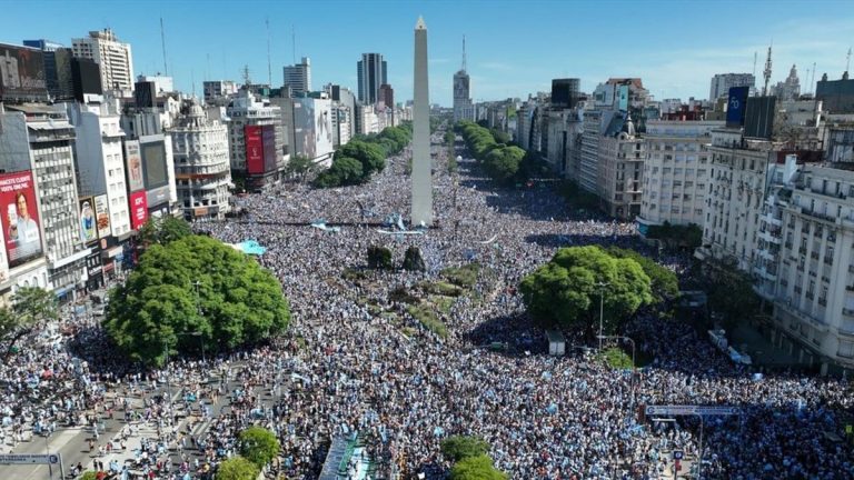 VIDEO | Fiesta la Buenos Aires: 4 milioane de persoane pe străzi. Fanii dansează Meneaito în aşteptarea trecerii autocarului cu Messi şi campionii mondiali