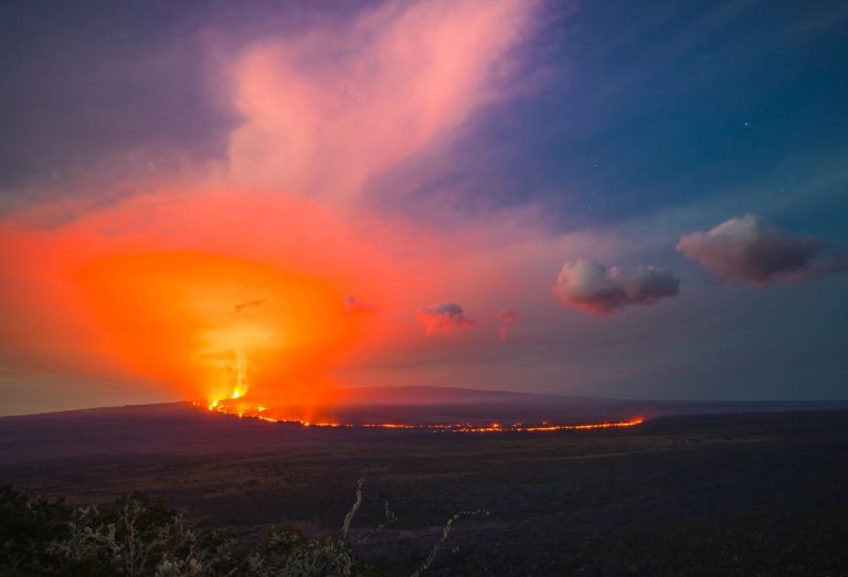Hawaii a mobilizat Garda Naţională după erupţia vulcanului Mauna Loa