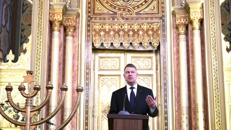 Klaus Iohannis: Sunt alături de comunităţile evreieşti din România reunite de spiritul generos al sărbătorii Hanuca şi vă urez ca lumina ei să vă aducă împreună, în comuniune, pace şi prosperitate