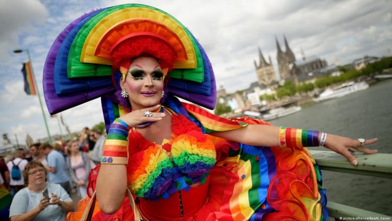Vladimir Putin a promulgat o lege care extinde restricţiile privind ”propaganda LGBTQ”