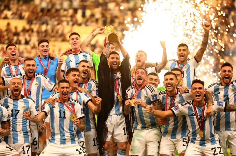 VIDEO | De ce a fost îmbrăcat Messi cu “bisht-ul” tradiţional arab la ceremonia de premiere