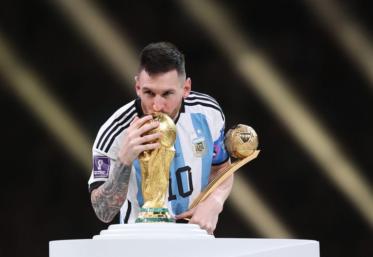 Căpitanul Argentinei, Lionel Messi, a primit trofeul oferit campioanei mondiale de la preşedintele FIFA, Gianni Infantino, şi emirul Qatarului