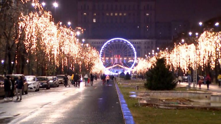 În Capitală au fost aprinse luminiţele de sărbători