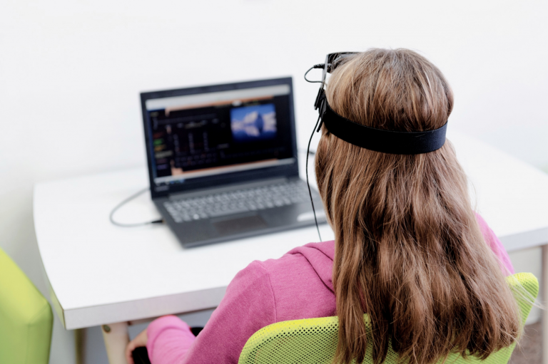 În România, la Sibiu, se foloseşte pentru prima dată o tehnică terapeutică numită neurofeedback, într-un spital de psihiatrie