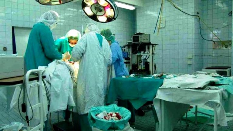 Medicii Spitalului de Copii din Iaşi i-au salvat mâinile unei fete grav rănite într-un accident de autocar la Paşcani