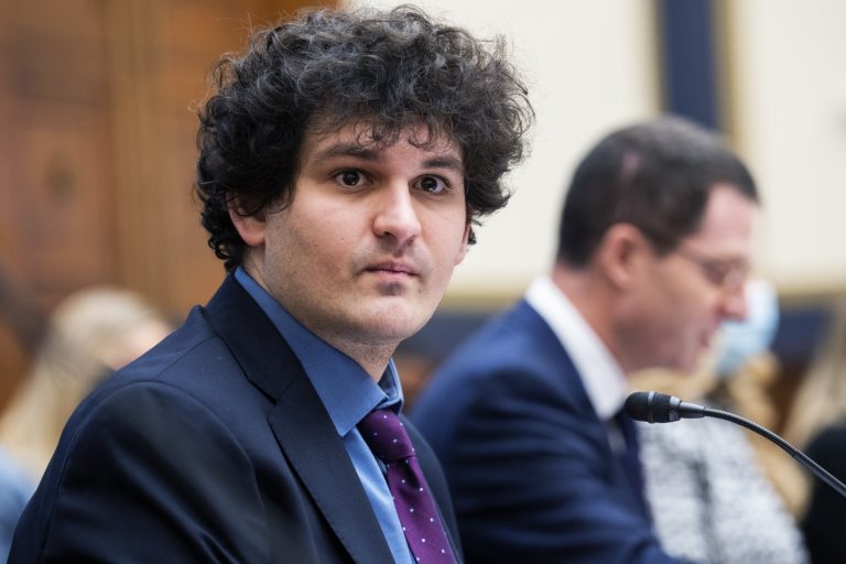 Sam Bankman-Fried, fondatorul platformei crypto FTX, s-a predat FBI şi a venit în SUA. Fosta lui iubită a pledat vinovată pentru fraudă