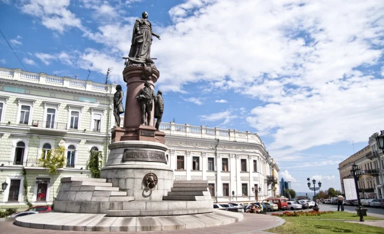 Statuia de la Odesa a împărătesei Ecaterina a II-a, considerată un simbol al imperialismului rus, a fost îndepărtată