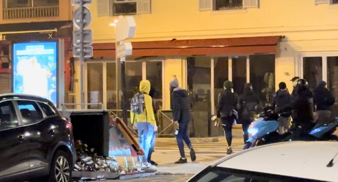 VIDEO | Poliţia franceză a recurs la gaze lacrimogene, la Nisa, pentru a-i dispersa pe suporteri