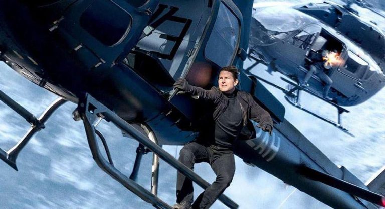 VIDEO | Tom Cruise le-a mulţumit fanilor pentru contribuţia la succesul „Top Gun: Maverick”, în timpul unei cascadorii impresionante