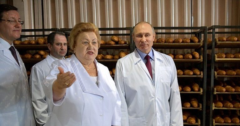 Nori deasupra Kremlinului. Economiștii ruși îi cer lui Putin să aleagă: ori războiul, ori economia. Recesiunea bate la ușă, resursele se epuizează, sărăcia crește