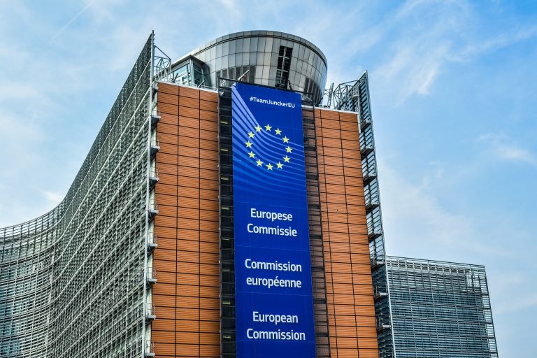 Intră în vigoare primul cadru de reglementare al UE destinat să protejeze independenţa şi pluralismul mass-media