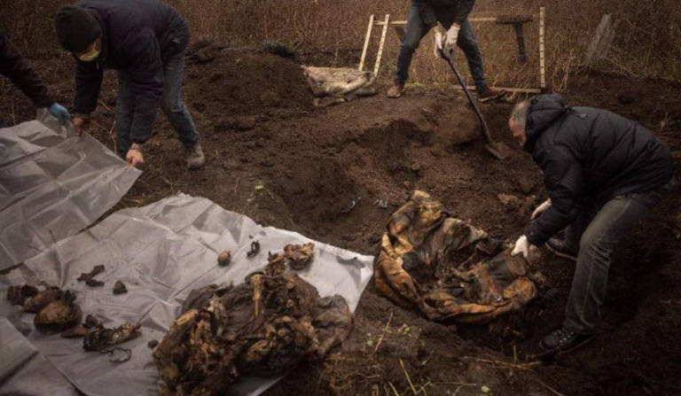 Groapă comună, lângă Herson. Semne de execuții, pe cadavre. Ruşii au aruncat în aer casa după ce au comis omorurile