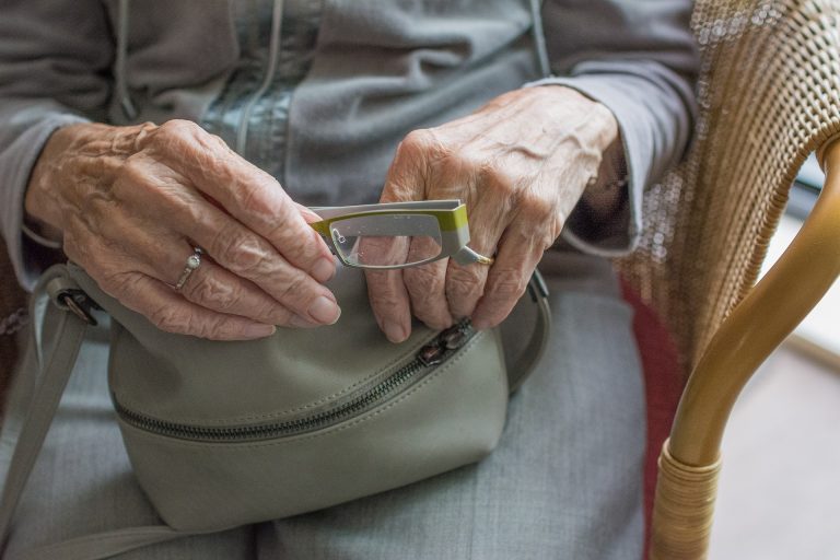 CEDO condamnă România din cauza discriminării femeilor prin vârsta de pensionare