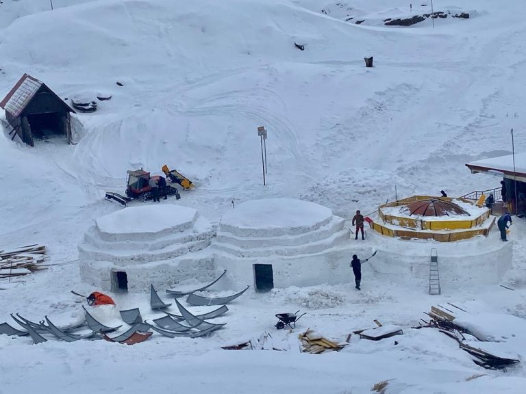 FOTO/VIDEO | Hotelul de gheaţă de la Bâlea Lac are deja patru igluuri construite. Primii vizitatori, aşteptaţi în Ajunul Crăciunului