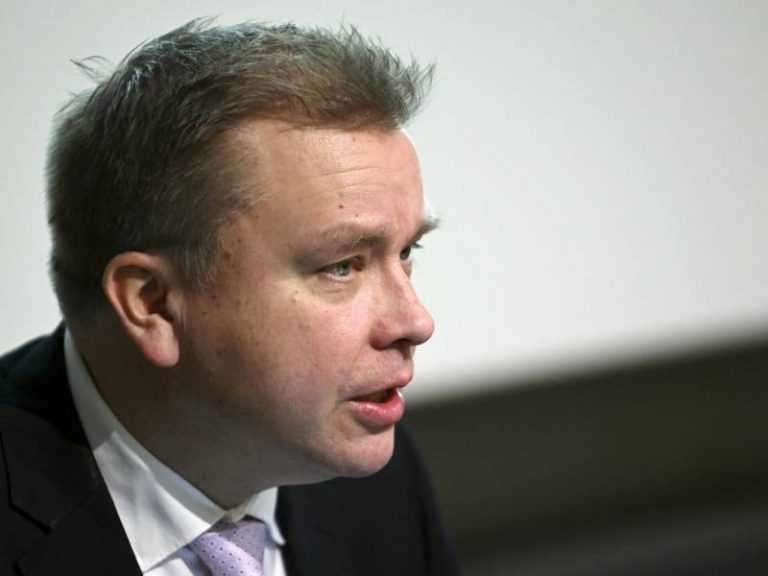 În plin proces de aderare la NATO, ministrul finlandez al Apărării îşi ia două luni de concediu paternal