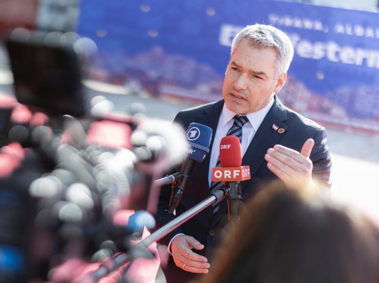 Austria | Conservatorii, criticați după comentariile cancelarului Karl Nehammer despre sărăcie