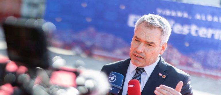 Ce spune cancelarul Karl Nehammer despre apelurile privind boicotarea companiilor austriece din România