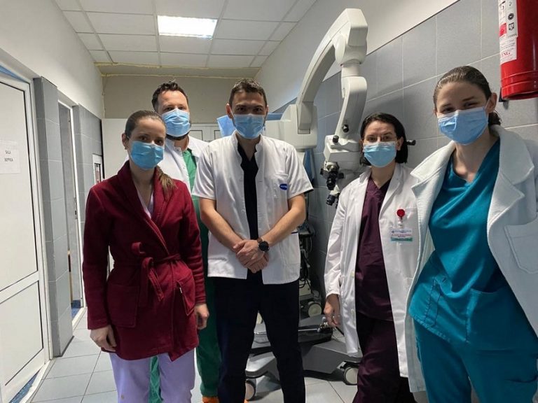 Maratonul de 20 de ore pentru replantarea braţelor unei adolescente