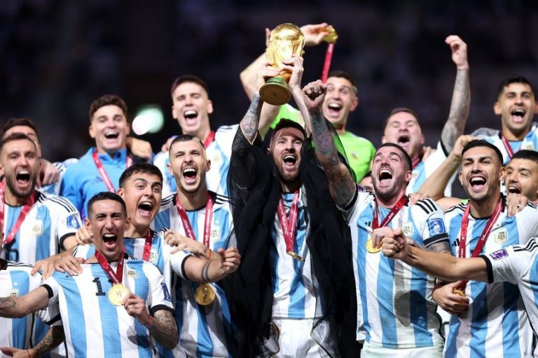 VIDEO | Ce semnifică mantia cu care Messi a fost îmbrăcat de emirul Qatarului