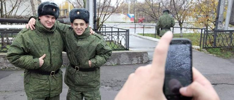 „Părea că încerca să-mi vândă un contract”. Pe fondul discuțiilor de pace, Rusia intensifică recrutarea militară