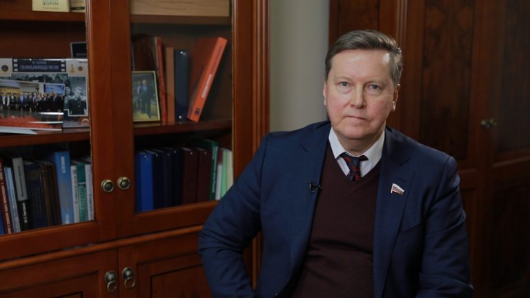 VIDEO | ”Gluma” macabră a unui politician rus care promite să îndeplinească dorința unui băiat din Kiev: Vova, vei primi rachete, în curând!