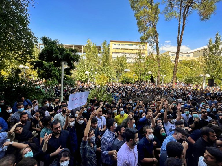 The Economist: Protestele prin care trece Iranul se termină adesea cu revoluție sau război civil