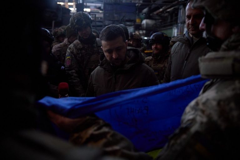 Zelenski duce la Washington steagul de la militarii din Bahmut, cadou „pentru fraţii noştri din SUA”