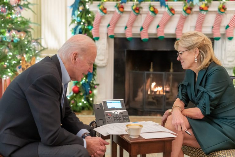 Joe Biden şi soţia sa Jill au petrecut un Crăciun liniştit la Casa Albă