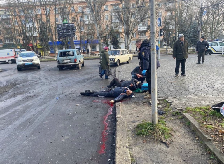 „Teroare, ucidere, pentru a-ți satisface plăcerea”. Civili ucraineni, omorâți în centrul orașului Herson de un bombardament rusesc