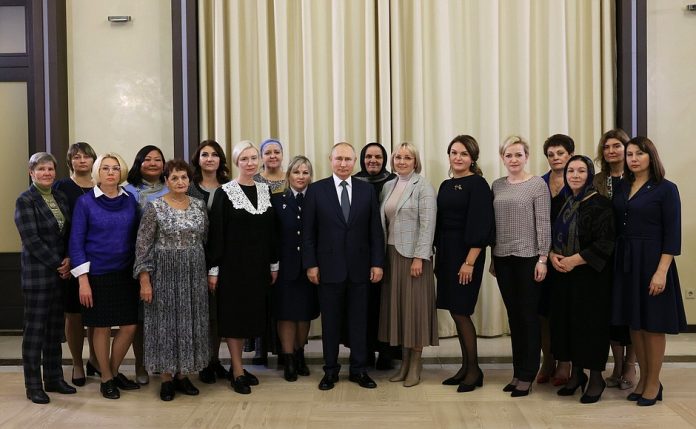 vladimir putin mame militari