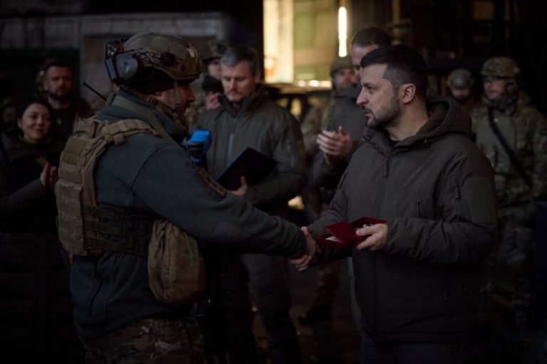 Bahmut, de la 70.000 de locuitori la „doar câțiva civili”. Zelenski: Nu e loc neacoperit de sânge