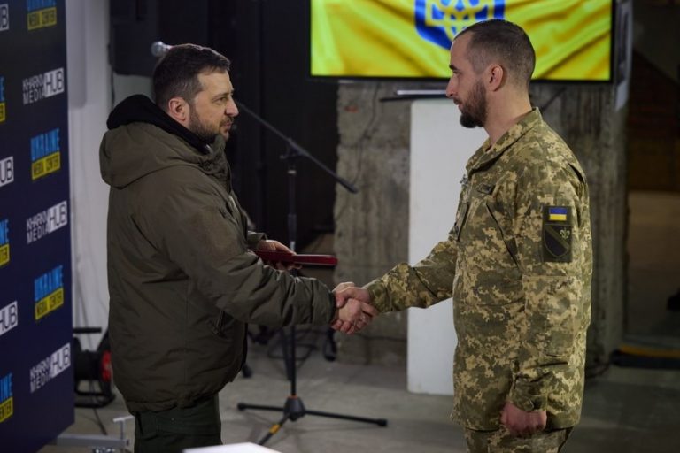 Zelenski s-a dus la Bahmut, pe linia frontului
