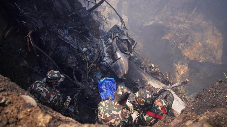VIDEO | Un avion cu 72 de persoane la bord s-a prăbuşit lângă aeroportul Pokhara din Nepal. Cel puţin 40 persoane au murit