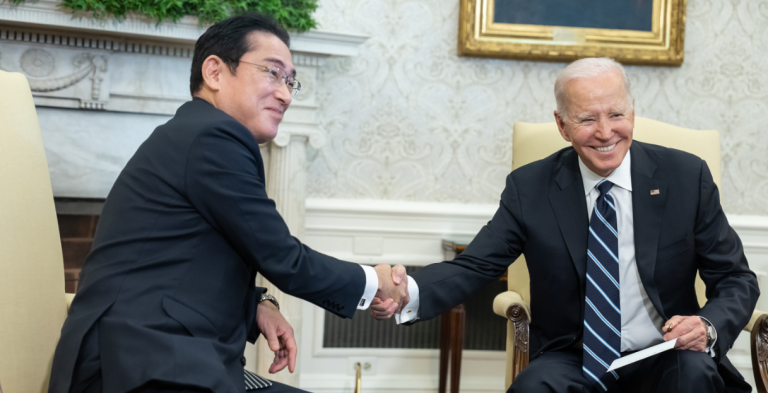 Războiul lui Putin schimbă totul. Armata Japoniei devine, cu rapiditate, mai puternică. America pare încântată