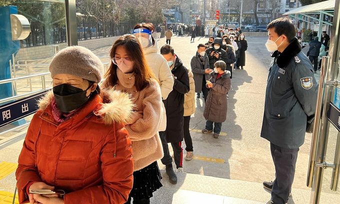 Cozi la paşapoarte în China, după ce autorităţile au ridicat restricţiile de călătorie după pandemia de COVID