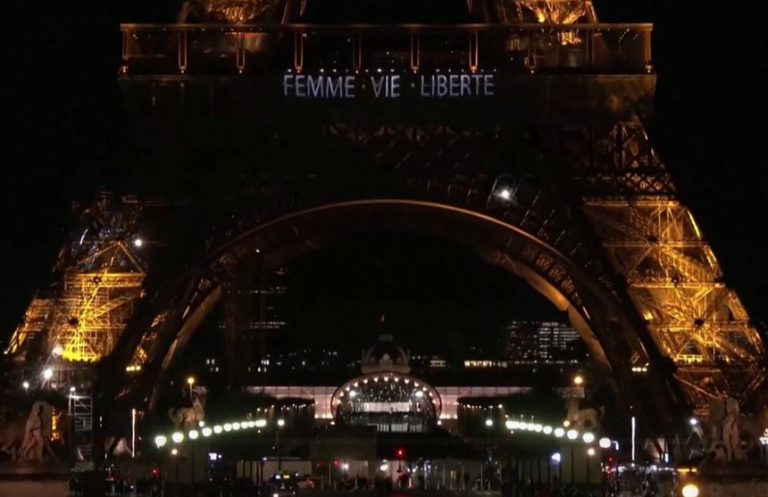 Mesaje luminoase în sprijinul femeilor care protestează în Iran, afişate pe Turnul Eiffel