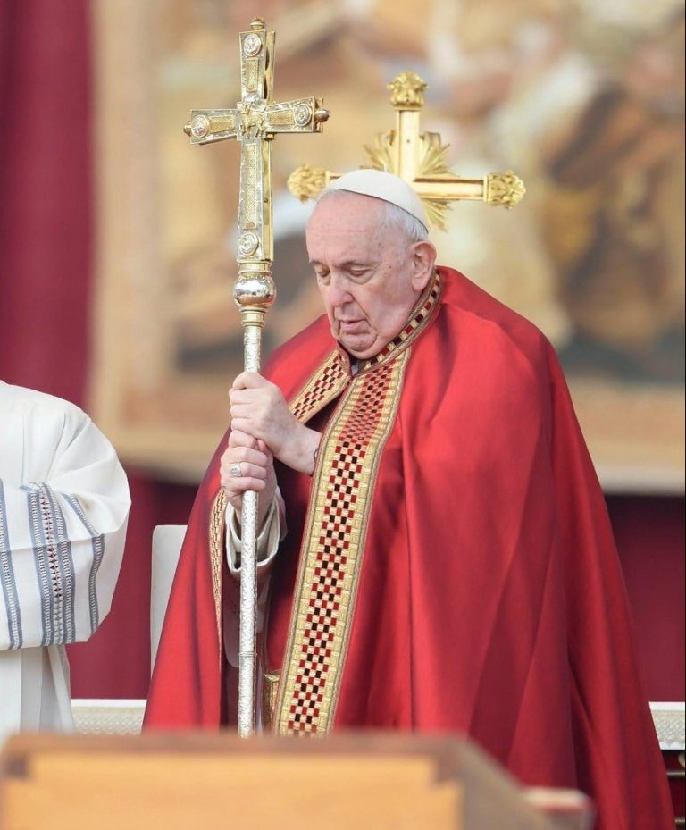 Papa Francisc a oficiat funeraliile fostului papă Benedict al XVI-lea, în fața a mii de credincioși
