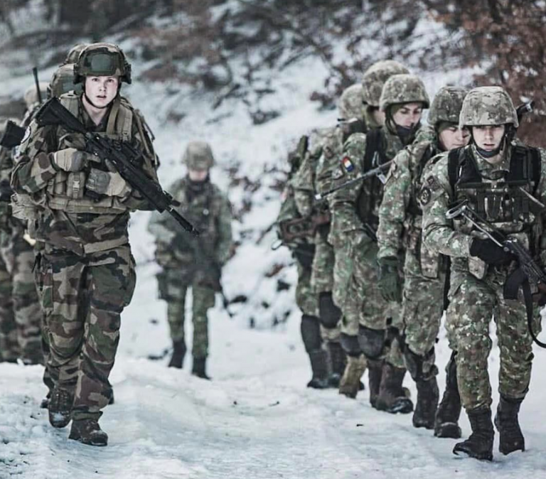 Reuters: Cu trupe în România, Franţa încearcă să capitalizeze în privinţa legăturilor militare