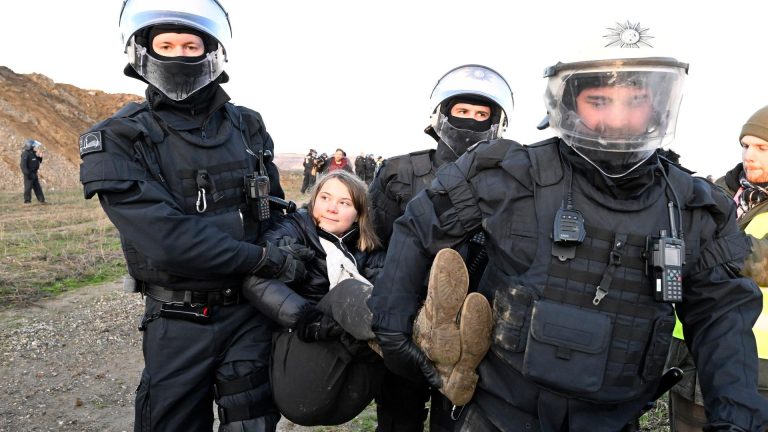 VIDEO | Poliţia germană neagă că ar fi înscenat arestarea activistei Greta Thunberg la Lützerath, în urma unor acuzaţii pe reţele de socializare