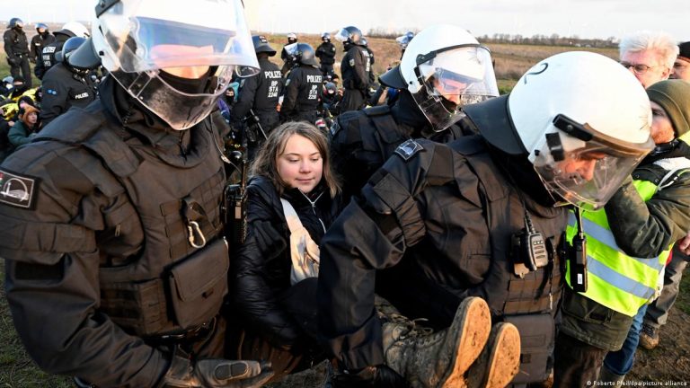 Greta Thunberg a fost reţinută de poliţia germană în timp ce protesta împotriva unei exploatări miniere