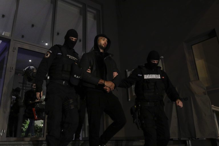 Cazul fraților Tate | The Observer: TikTok şi Twitter sunt sub tirul criticilor din cauza postărilor false ale fanilor. Acestea ar putea prejudicia ancheta